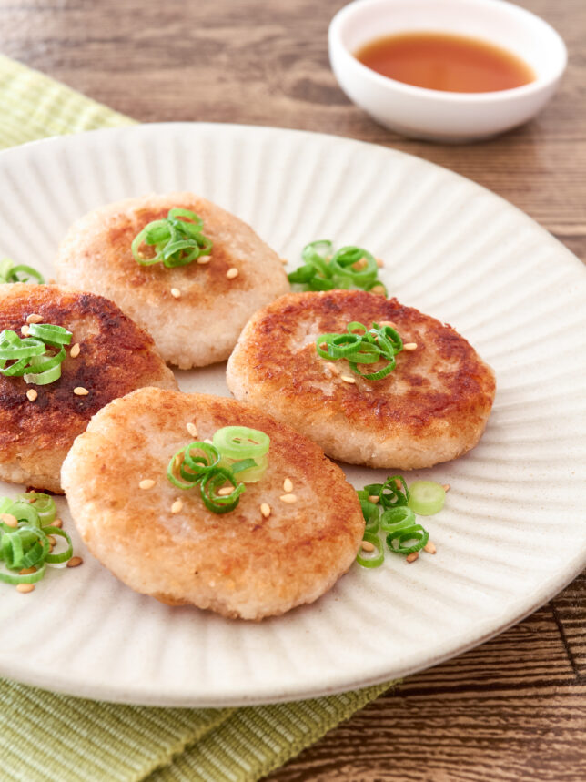 皿に盛り付け、小ねぎをのせた「れんこんもち」